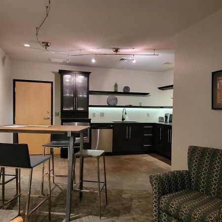 Suites At 118 Блумингтон Экстерьер фото