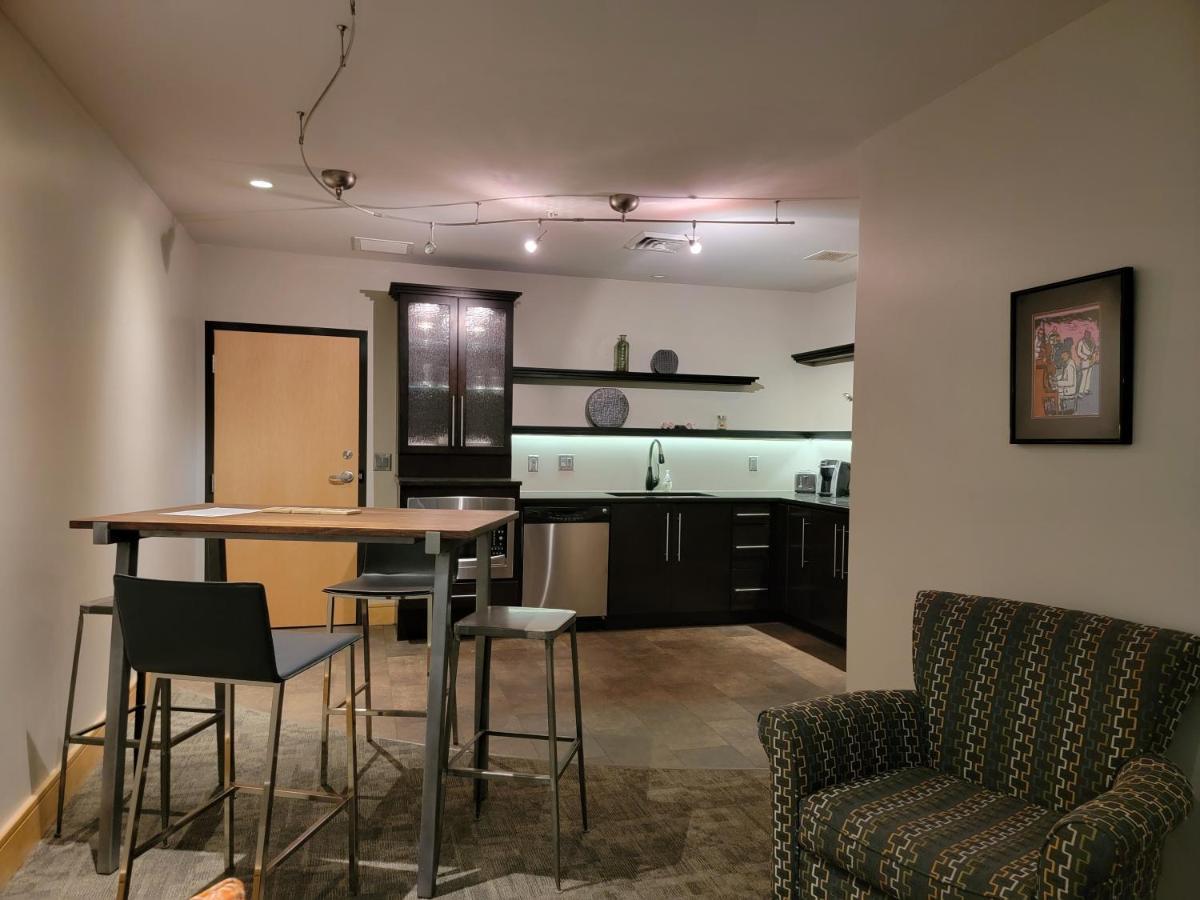 Suites At 118 Блумингтон Экстерьер фото