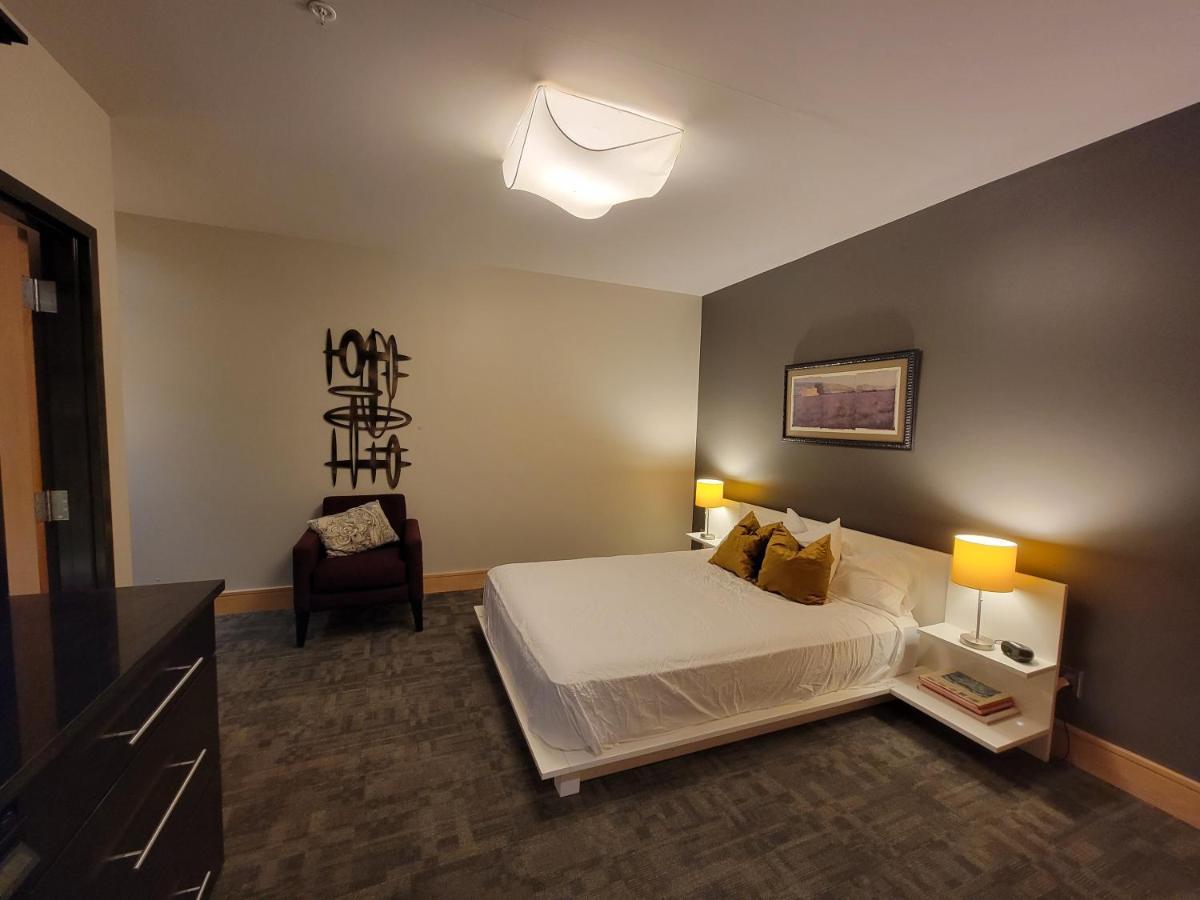 Suites At 118 Блумингтон Экстерьер фото