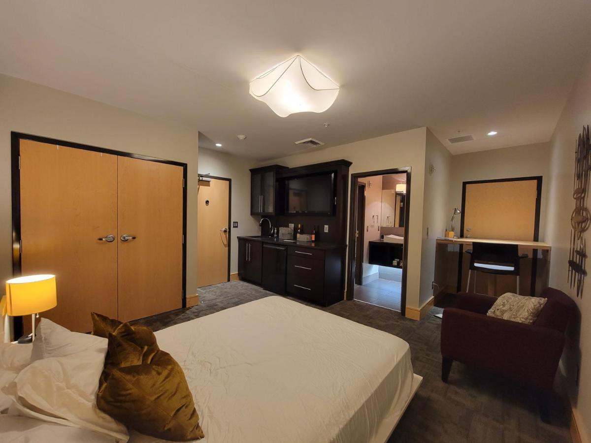 Suites At 118 Блумингтон Экстерьер фото